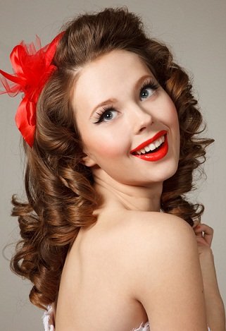 Vintage Pin-Up Hairdo:​